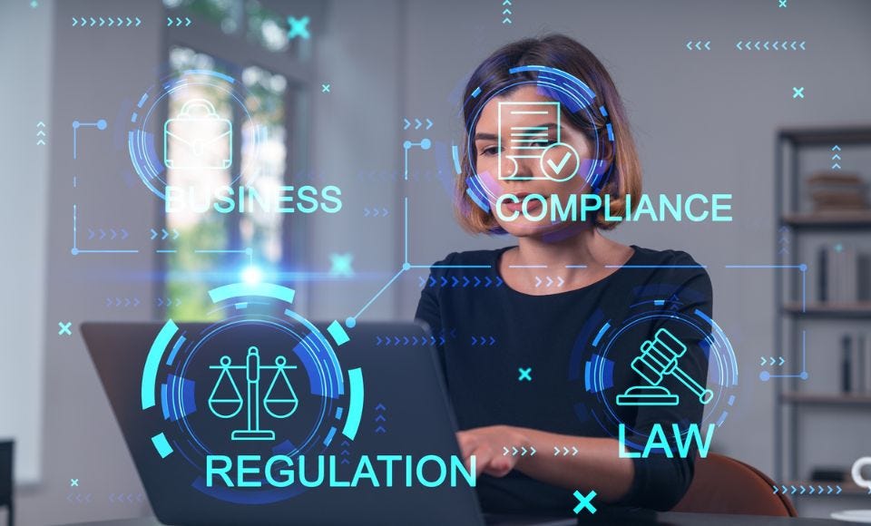 Eine Geschäftsfrau arbeitet an einem Laptop, überlagert von Symbolen für digitales Geschäft, Compliance, Regulierung und Recht. Büroumgebung im Hintergrund. Konzept für Unternehmensführung und rechtliche Compliance.