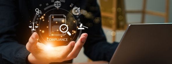 Geöffnete Hand mit einer Lichtkugel und verschiedenen Compliance Icons