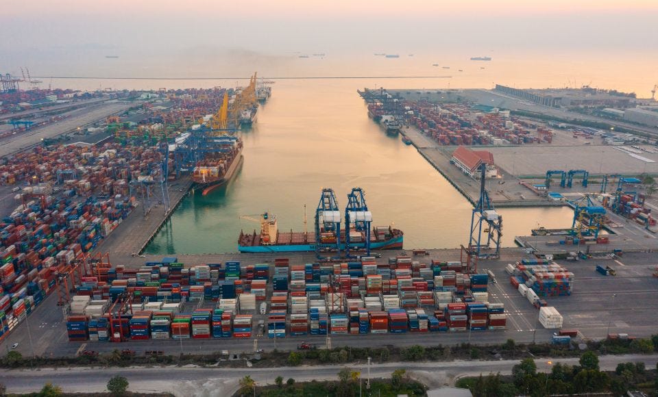 Hafen mit Logistikcontainern