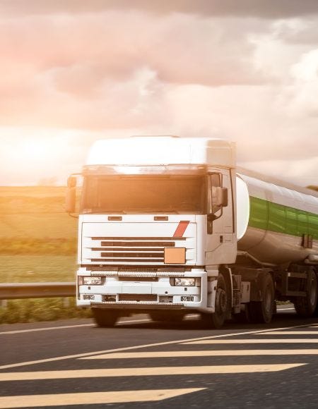 LKW mit Gefahrgut Tank