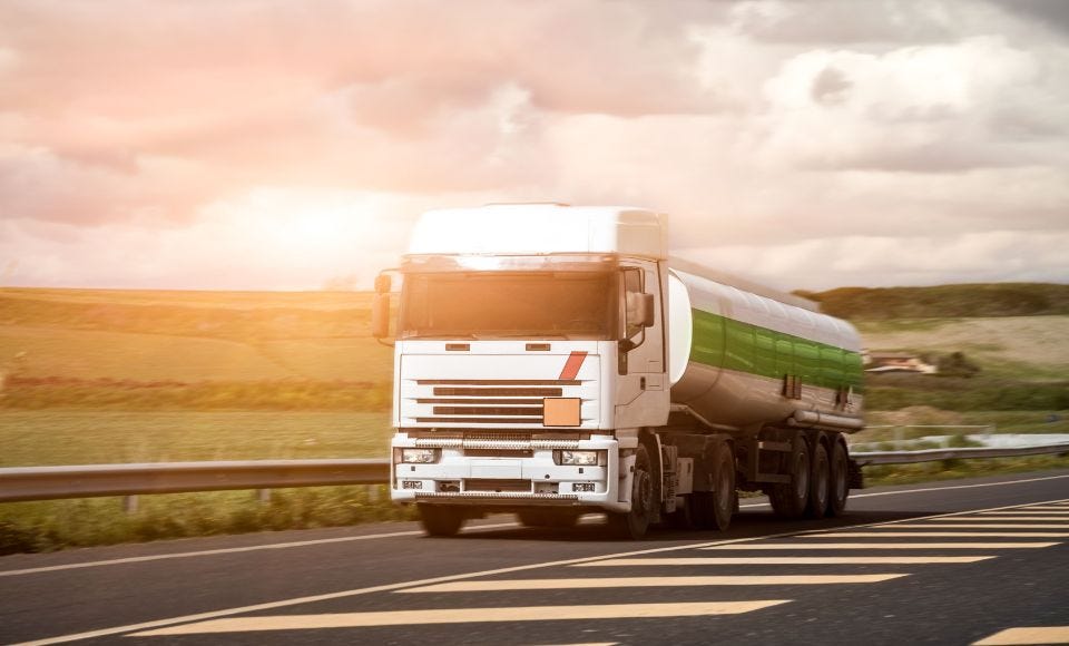 LKW mit Gefahrgut Tank