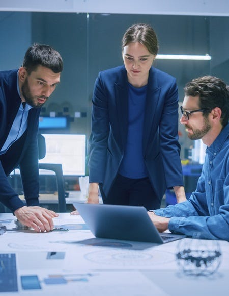 Interdisziplinäres Team in einer Besprechung