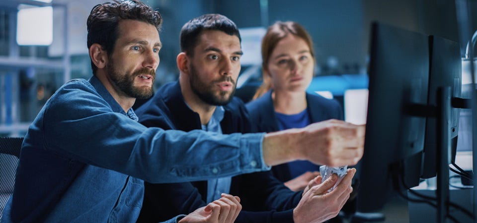 Teammitglieder arbeiten an der Ursachenanalyse zur Fehlerbehebung