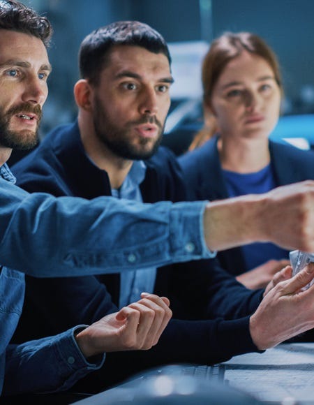 Teammitglieder arbeiten an der Ursachenanalyse zur Fehlerbehebung