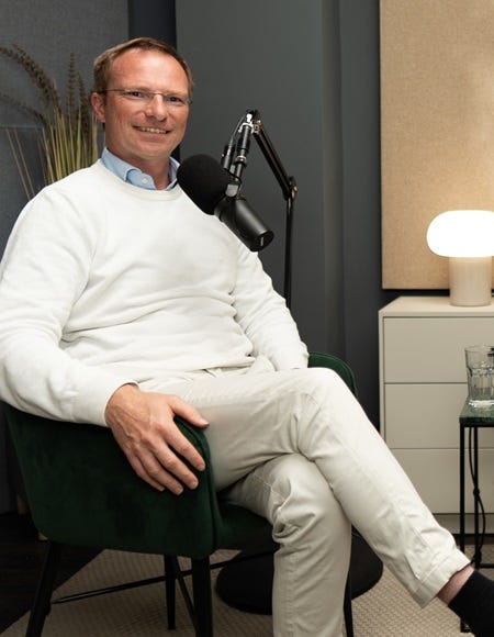 Host und Experte bei der Podcastaufnahme im Studio