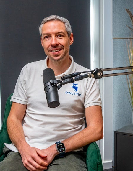 Manuel Fischer bei der Podcast-Aufnahme im Tonstudio