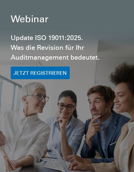 Eine Gruppe von fünf Personen steht in einem modernen Büro und diskutiert gemeinsam über Inhalte auf einem Tablet und Laptop. Eine ältere Frau mit Kurzhaarschnitt und Brille spricht und gestikuliert, während die anderen aufmerksam zuhören.
