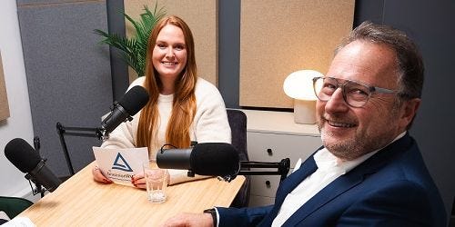 Szene Podcast-Aufnahme, Moderatorin und Gast am Mikro