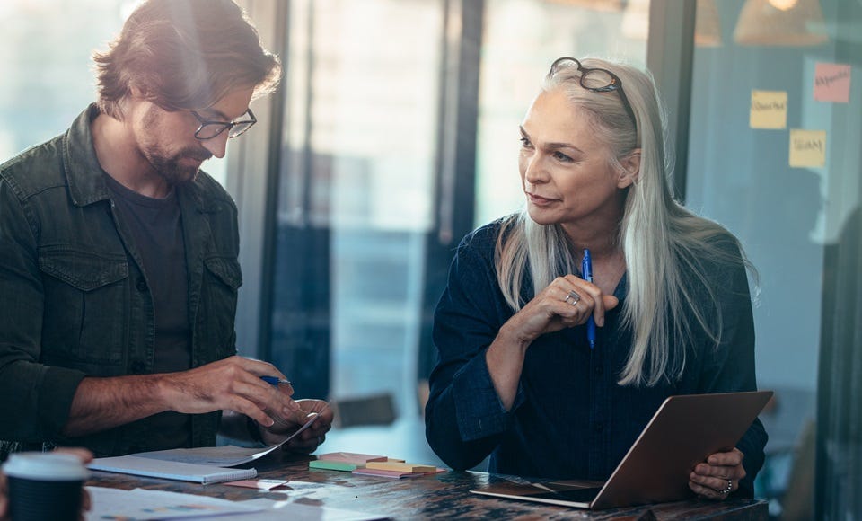 Zwei interne Auditoren planen agile Methoden zur Umsetzung in einem Qualitätsaudit 
