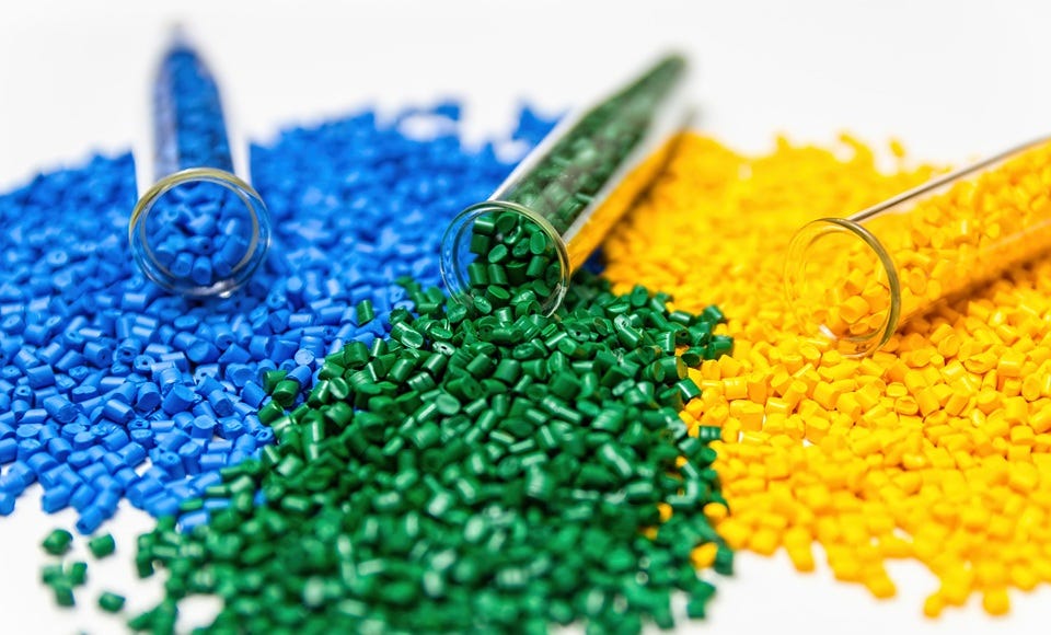 Kunststoffgranulate in Glasröhrchen als Rohmaterial für die industrielle Kunststoffverarbeitung