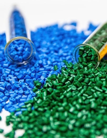Kunststoffgranulate in Glasröhrchen als Rohmaterial für die industrielle Kunststoffverarbeitung