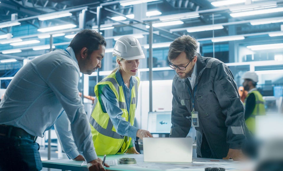 Projektteam stimmt Anforderungen der Industrieemissions-Richtlinie (IED 2.0) in einer Industrieanlage ab.