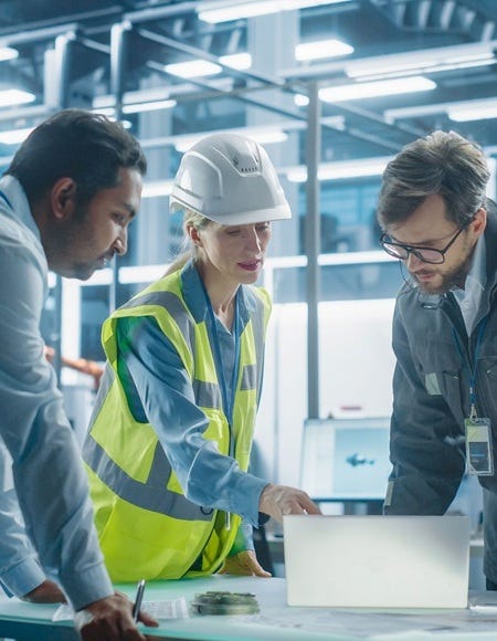Projektteam stimmt Anforderungen der Industrieemissions-Richtlinie (IED 2.0) in einer Industrieanlage ab.