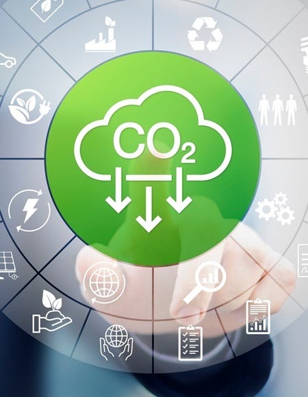 Geschäftsperson im Hintergrund, vorne eine kreisförmige Grafik mit Symbolen zu Energie und Umwelt; in der Mitte ein grünes Icon mit CO₂-Wolke und Pfeilen nach unten, das CO₂-Reduzierung darstellt.