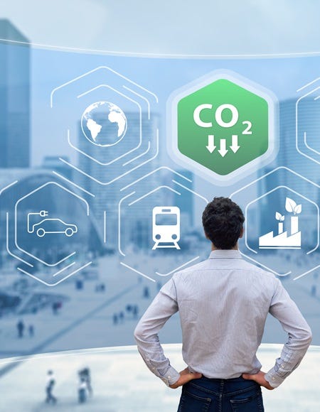 Eine Person blickt auf eine Stadt. Darüber schweben Symbole für Nachhaltigkeit und CO₂-Reduktion wie Windräder, E-Autos und Solarenergie.