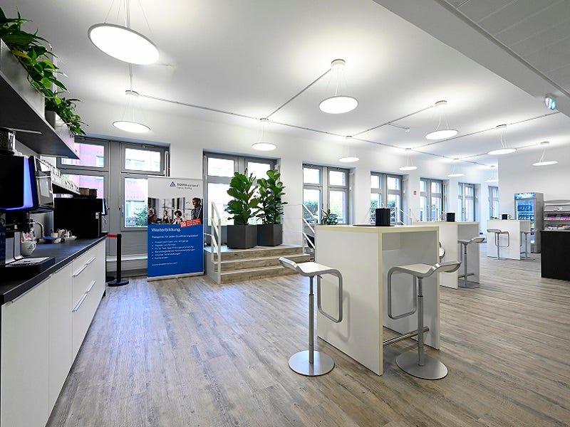 die Kaffeelounge mit Kaffee, Snacks und Sitzmöglichkeiten