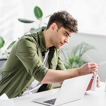 Jünger Mann mit Windrädern