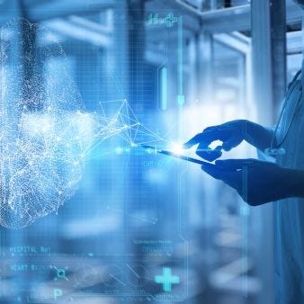 eine jünge Frau sitzt vor dem Laptop