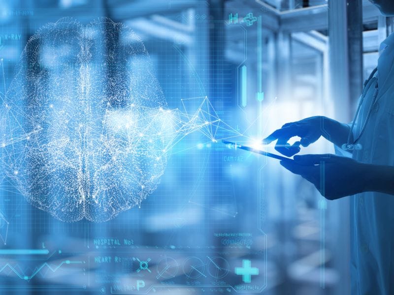 eine jünge Frau sitzt vor dem Laptop