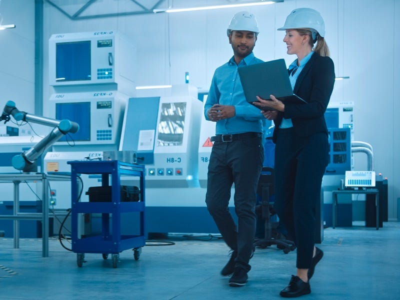 Eine Dame und ein Herr prüfen Unterlagen