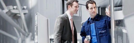 eine Dame erklärt einem Herren Prozesse