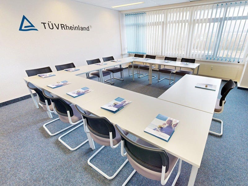 Seminarraum mit U-Bestuhlung und eingedeckt mit Seminarmappen