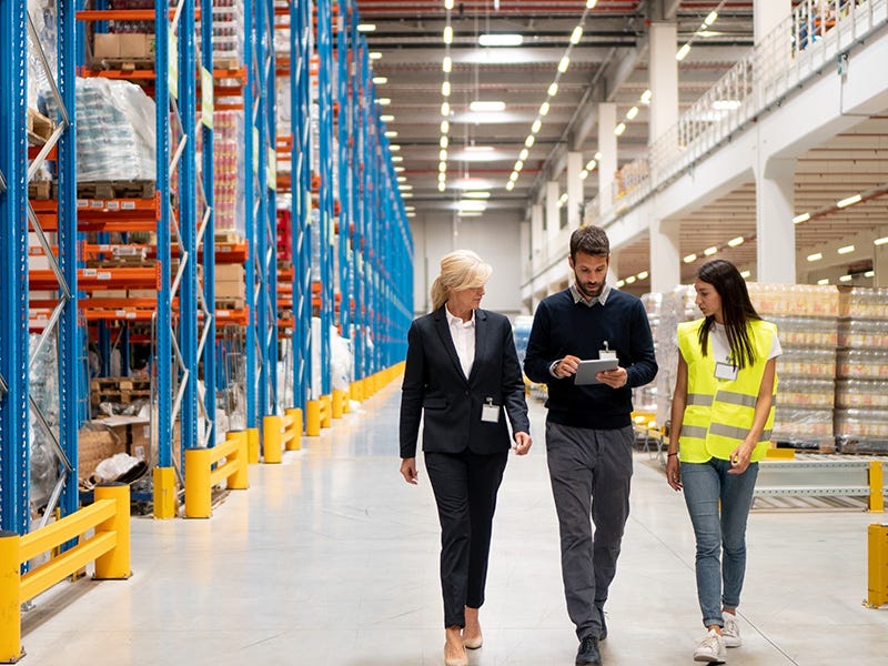 Logistik- und Mobilitätskette. Logistik- und Mobilitätskette.