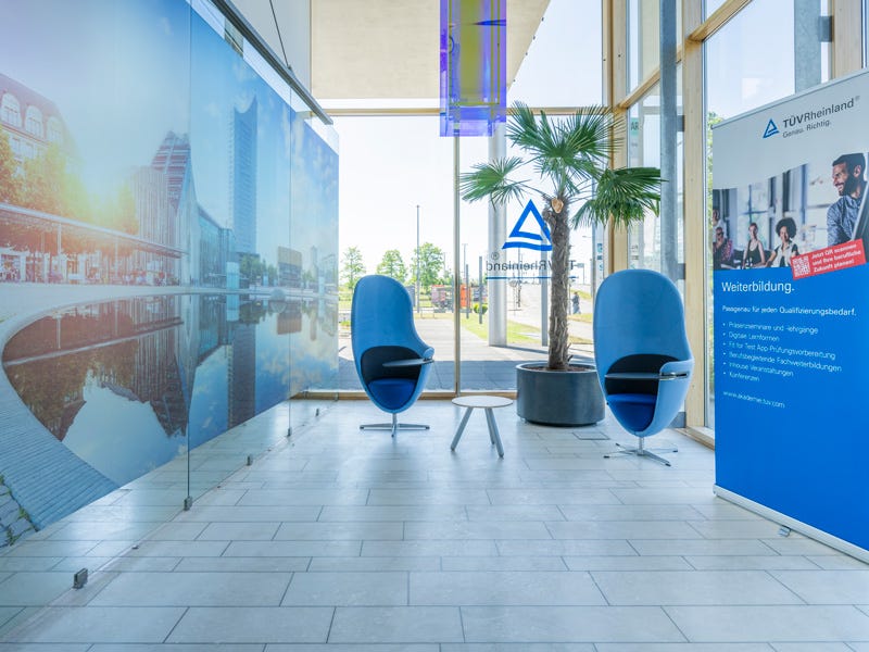 zwei Businesssessel mit Tisch für die Pause