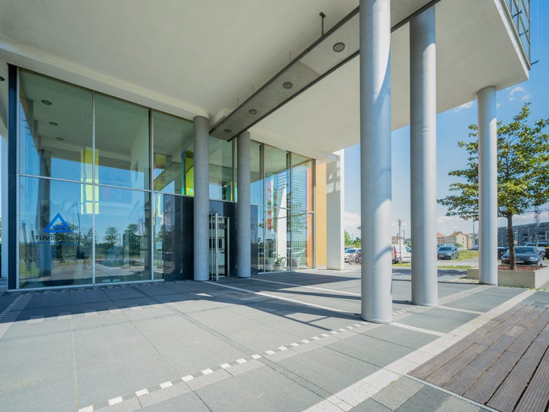 der Eingangsbereich zum Seminarzentrum Leipzig mit großer Glasfront