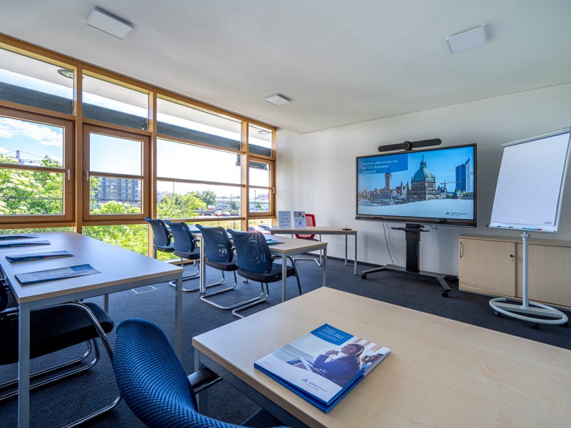 kleiner Seminarraum im Seminarzentrum Leipzig mit parlamentarischer Bestuhlung und digitalem Board