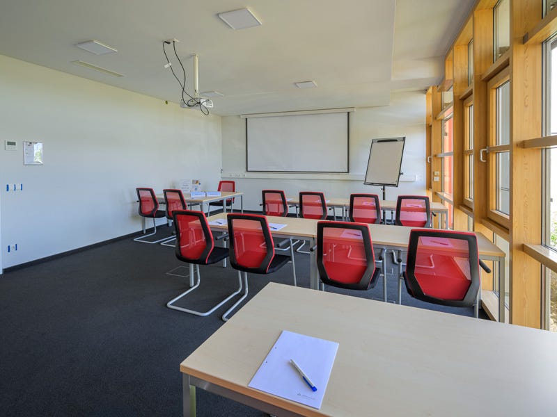 mittelgro&szlig;er Seminarraum im Seminarzentrum Leipzig mit parlamentarischer Bestuhlung