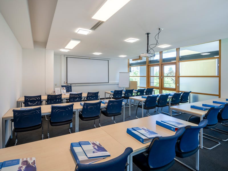 Seminarzentrum Leipzig, Seminarraum parlamentarische Bestuhlung und eingedeckt mit Seminarunterlagen
