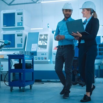 eine Dame und ein Herr prüfen Unterlagen 