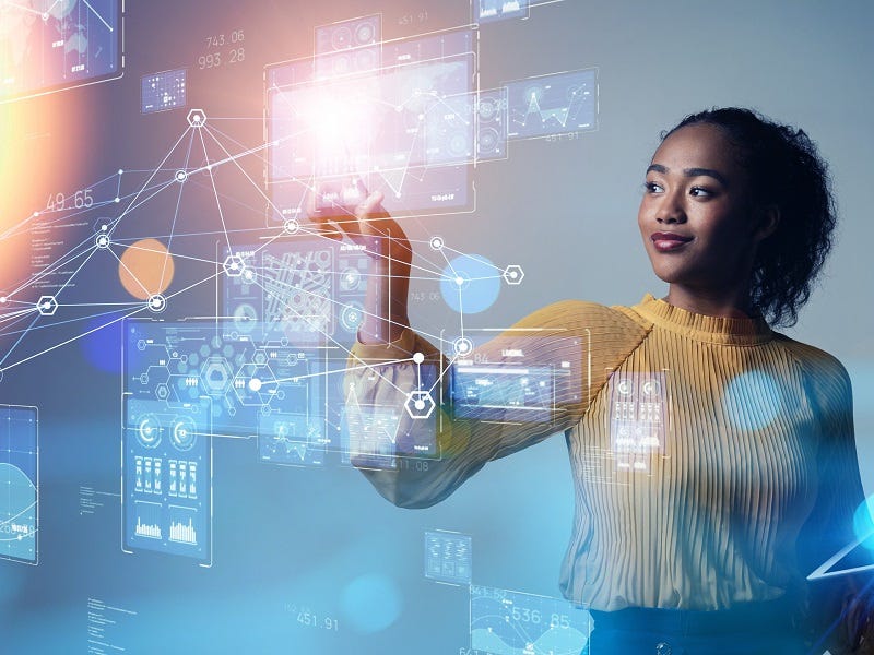 Eine Fachkraft interagiert intuitiv mit einer digitalen Benutzeroberfläche – Symbol für Fortschritt, datengetriebene Entscheidungen und die nächste Stufe Generativer AI .