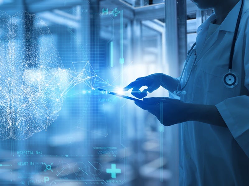 Das Bild zeigt eine Person in einem weißen Laborkittel, die mit einem digitalen Tablet arbeitet. Im Hintergrund befindet sich eine technisch fortschrittliche Umgebung, möglicherweise ein Labor. 