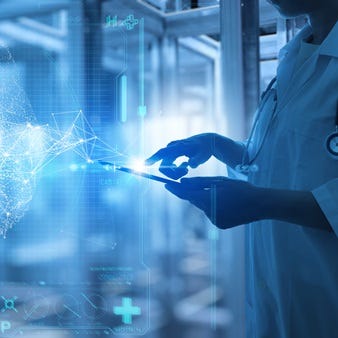 Das Bild zeigt eine Person in einem weißen Laborkittel, die mit einem digitalen Tablet arbeitet. Im Hintergrund befindet sich eine technisch fortschrittliche Umgebung, möglicherweise ein Labor. 