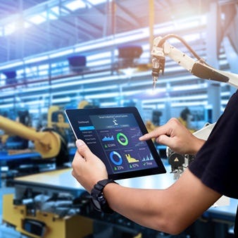 Digitale Fabriksteuerung in der Industrie 4.0: Eine Person bedient ein Tablet mit einem Dashboard zur Überwachung von Produktionsprozessen, während im Hintergrund Industrieroboter in einer modernen, automatisierten Fertigungshalle arbeiten.