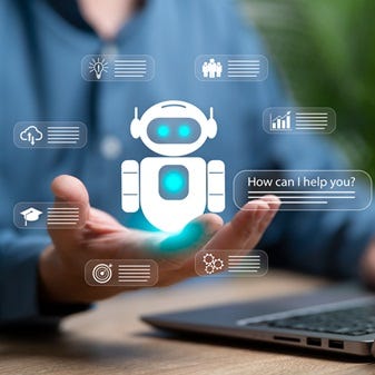 Eine Person sitzt an einem Schreibtisch vor einem Laptop und hält eine Hand leicht geöffnet in Richtung des Bildschirms. Über der Hand ist eine digitale Grafik eines Roboters mit Chat-Symbolen und Daten-Icons eingeblendet.