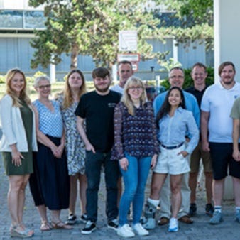 eine Dame hat ein Tablet in der Hand