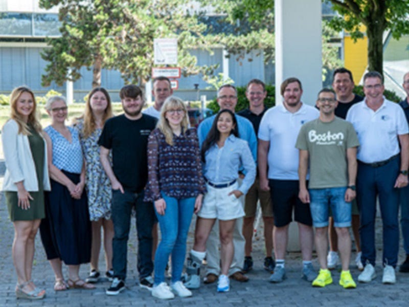 eine Dame hat ein Tablet in der Hand