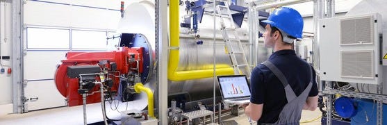 Am Hafen sind viele Container zu sehen