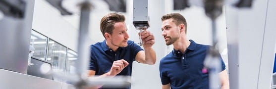 Am Hafen sind viele Container zu sehen