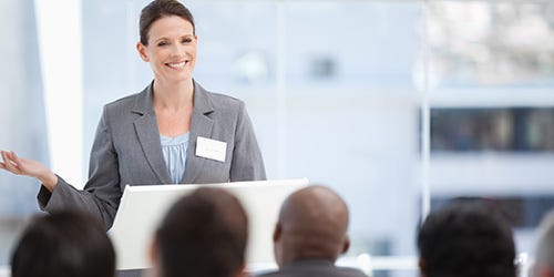 Frau er&ouml;ffnet ein Seminar