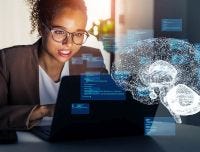 Frau mit Brille und Zopf am Laptop