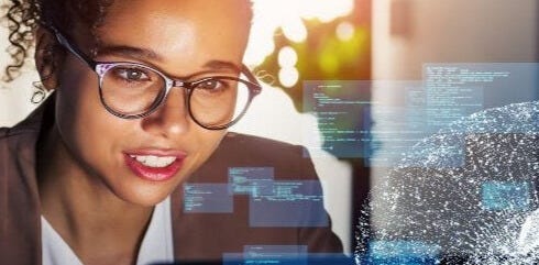 Frau mit Brille und Zopf am Laptop