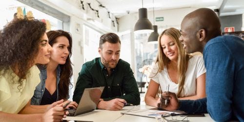 Projektgruppe aus 5 Personen während eines Meetings