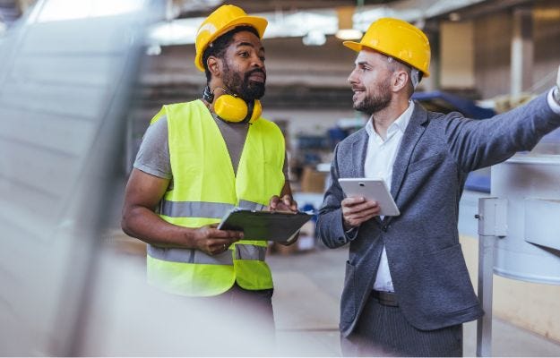 Ein Arbeitsschutzmanagement-Auditor ber&auml;t den Arbeitgeber.