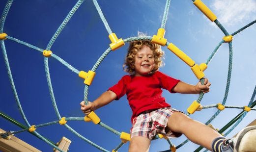 Kind auf einem Kinderspielplatz