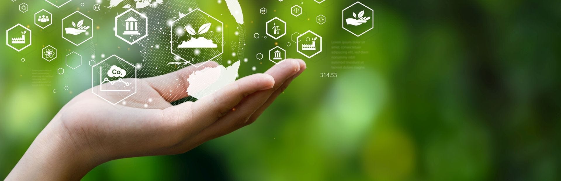 Ein Mann und eine Frau stehen in einer Lagerhalle. Sie tragen beide einen Schutzhelm und orangene Arbeitsoberkleidung. Die Frau hat ein Klemmbrett in der Hand und zeigt mit dem Finger auf etwas außerhalb des Bildes.