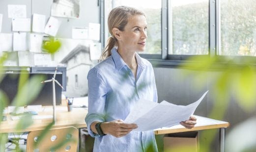 Frau in einem hellen Büro